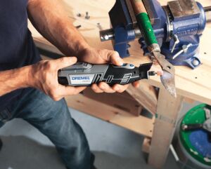 Dremel 8220 -5/65 Li-ion Akülü El Motoru 12V 65 Aksesuarlı + 5 Bağlantı Parçası